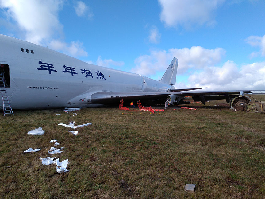 Côté du Boeing 747-400F en cause à l’aéroport international Stanfield d'Halifax (Nouvelle-Écosse)