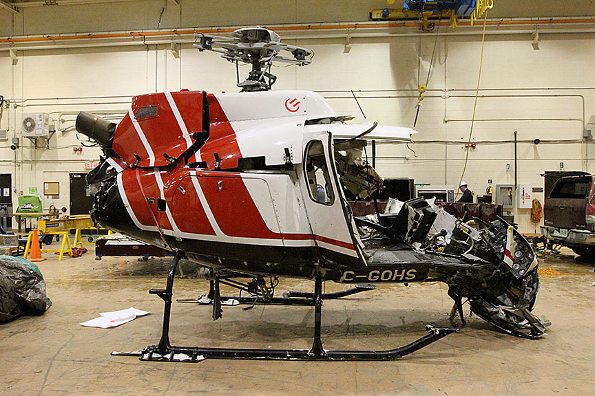 Épave de l'hélicoptère une fois retirée de sur la remorque, dans la grande salle du Labo du BST