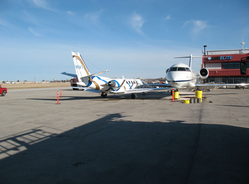 Le Cessna C550 Citation (à gauche) aux côtés du Bombardier Challenger 605 (à droite) après une collision sur l'aire de trafic à l'aéroport international James Armstrong Richardson à Winnipeg, au Manitoba