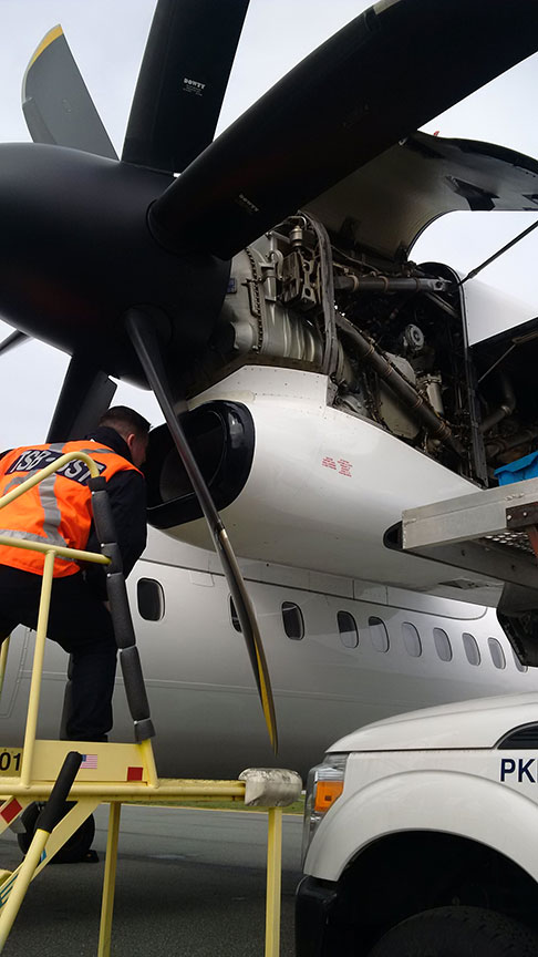Un enquêteur du BST examine l'un des moteurs de l'aéronef