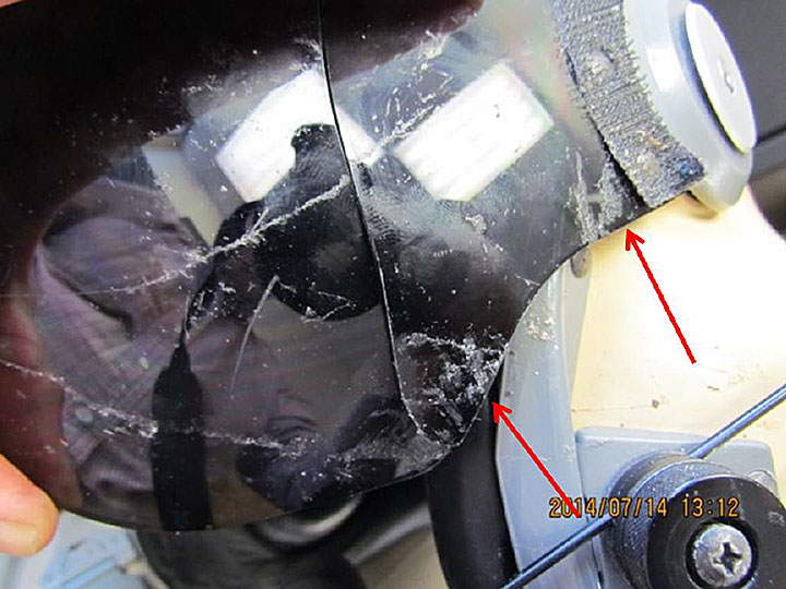 Gros plan du côté gauche de la visière du casque du pilote montrant les dommages causés par l'impact (Source : Héli-Boréal)