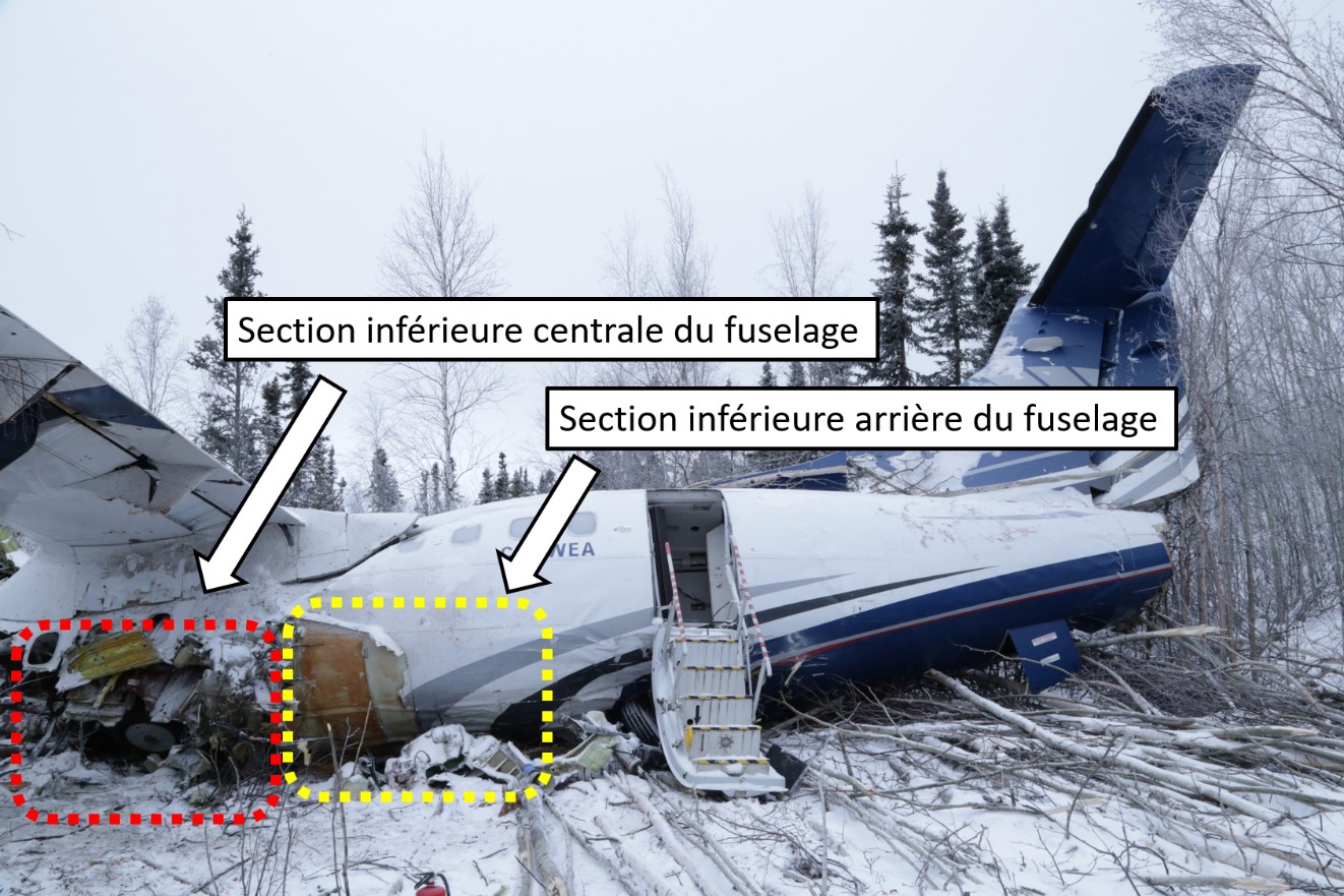 Vue du côté gauche des sections inférieures centrale et arrière du fuselage de l’aéronef sur le site de l’écrasement (Source : BST)