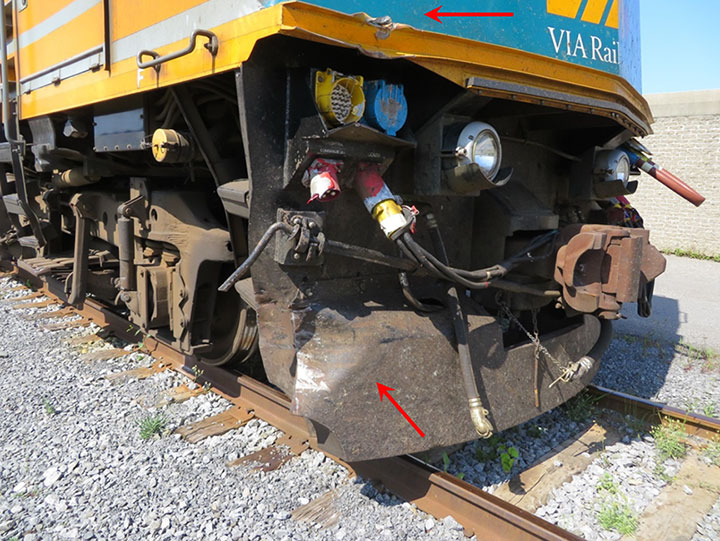 Image du locomotive VIA 6424 montrant des dommages d'impact