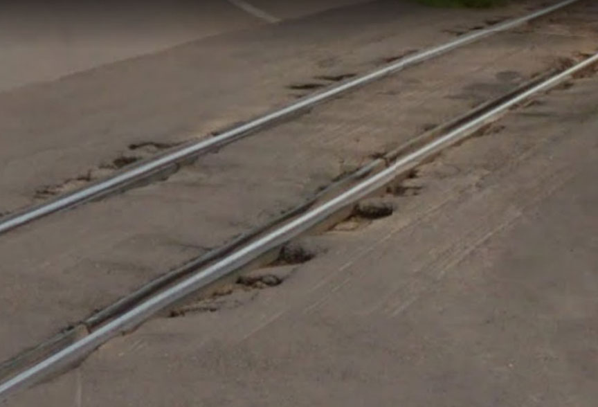 Figure 6. Dégradation de la surface du passage à niveau de la rue Robinson vers 2013 (Source : Google Maps Street View) 