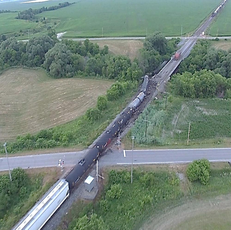 Vue vers le nord-est des 9 wagons qui ont déraillé près du passage à niveau du chemin Élie-Auclair (Source : tierce partie, avec permission)