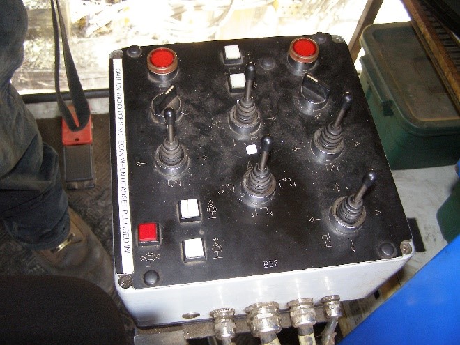  Commutateurs rotatifs et manches dans la cabine de la bourreuse (source : BST)