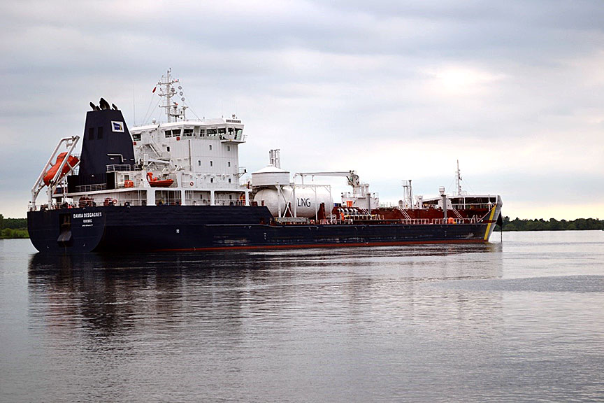 Tanker Damia Desgagnés aground near Morrisburg, Ontario 