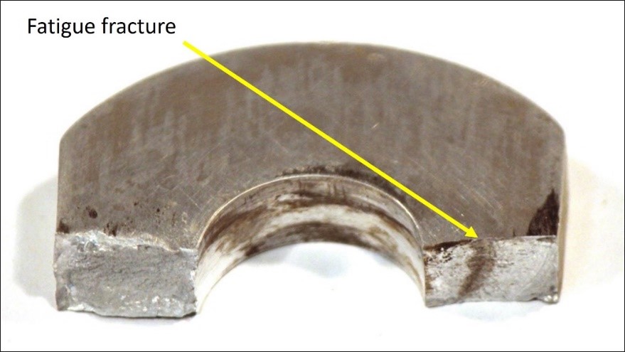 Fatigue fracture on the inboard side of the bolt hole bore of the right-hand wing lift strut’s upper outboard lug plate (Source: TSB)