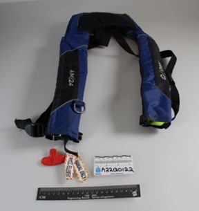 Example of an Onyx A/M-24 manual/automatic personal flotation device recovered from the occurrence aircraft. This is the same model as the one the occurrence pilot had. (Source: TSB)