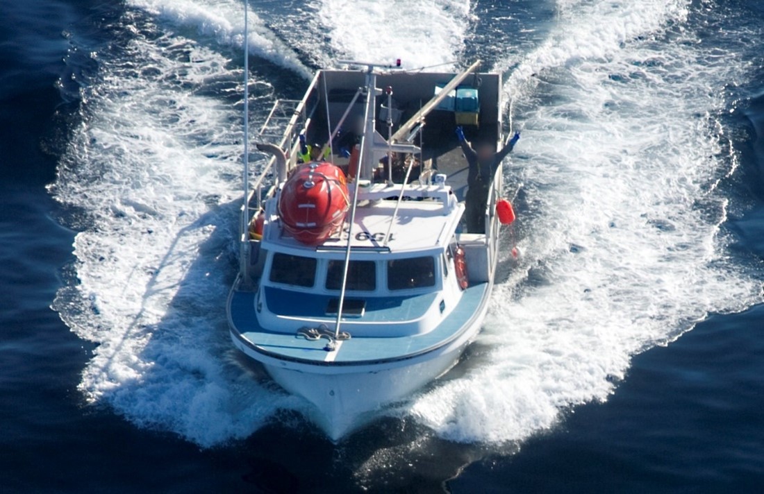 The fishing vessel Tyhawk, with a removable deck in place. Note that the rigid 4-person life raft on top of the wheelhouse was not in place on the day of the occurrence. (Source: Fisheries and Oceans Canada)