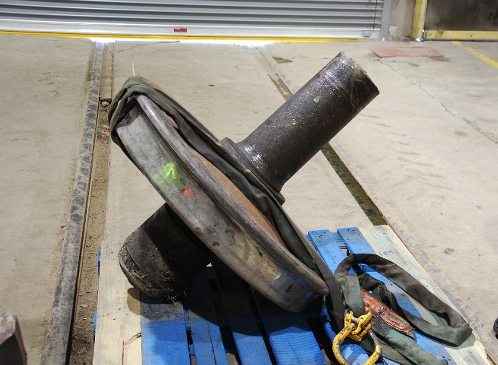  Broken axle with wheel from car CEFX 350816 (Source:  TSB)