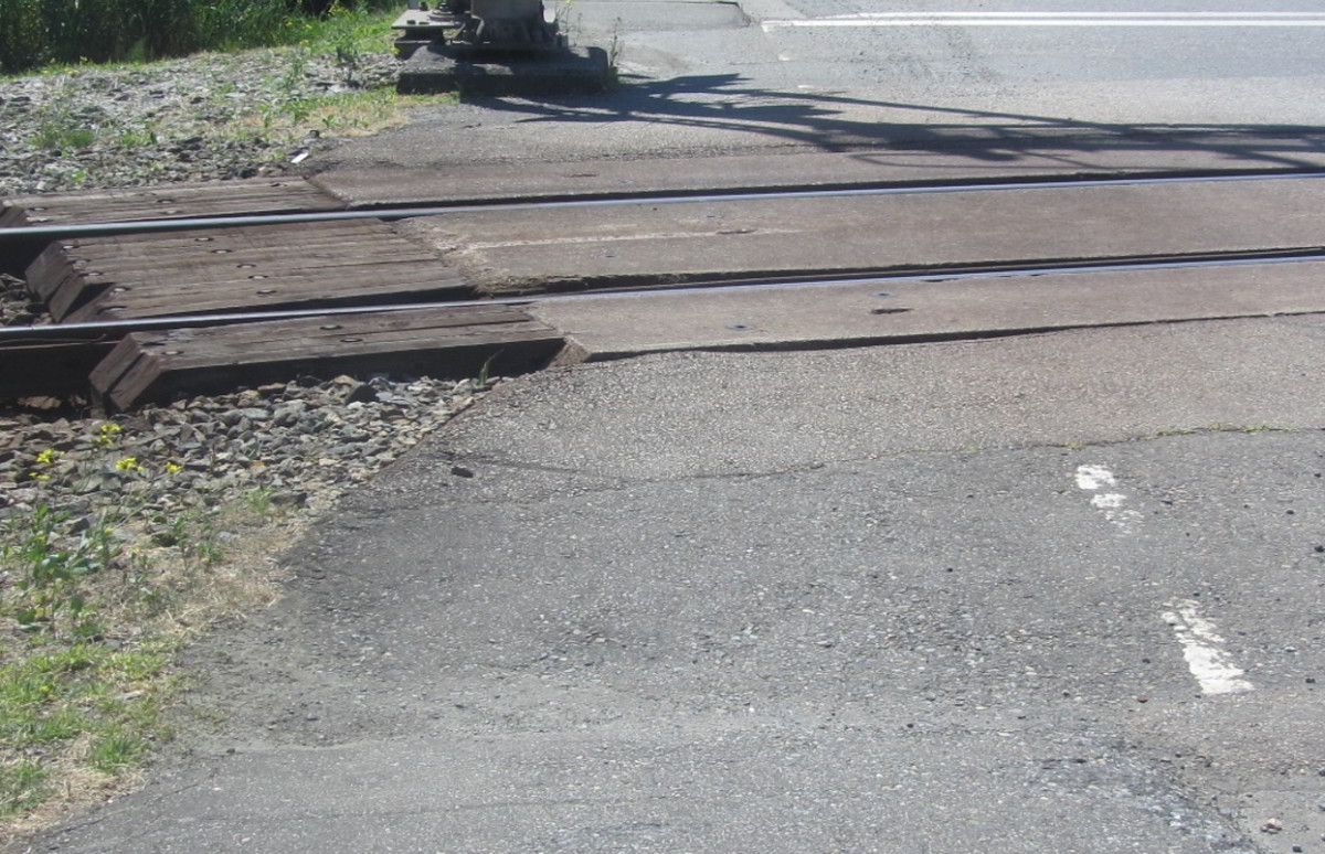   Extension to the  crossing surface at the Broadway Street public crossing (Source: TSB)<br>