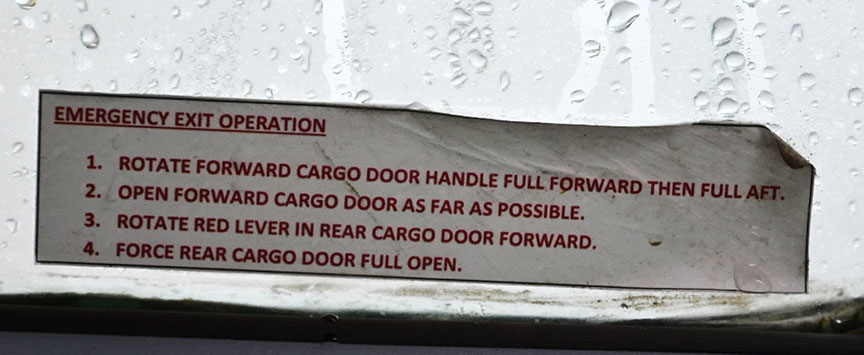 Placard located above the handle on the double cargo door on the occurrence aircraft