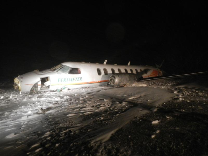 Aéronef Fairchild endommagé [vue de côté gauche] à l'aéroport de Sanikiluaq après l'accident du 22 décembre, 2012. (Photo gracieusement offerte par la GRC)
