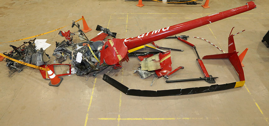 L’épave de l’hélicoptère disposée sur le sol au laboratoire du BST