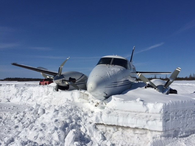 Vue frontale du Beech King Air 100 après sa sortie de piste à Havre-Saint-Pierre (Québec)