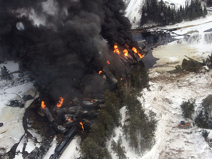 Vue aérienne rapprochée de wagons-citernes rompus et en flammes (7 mars 2015)