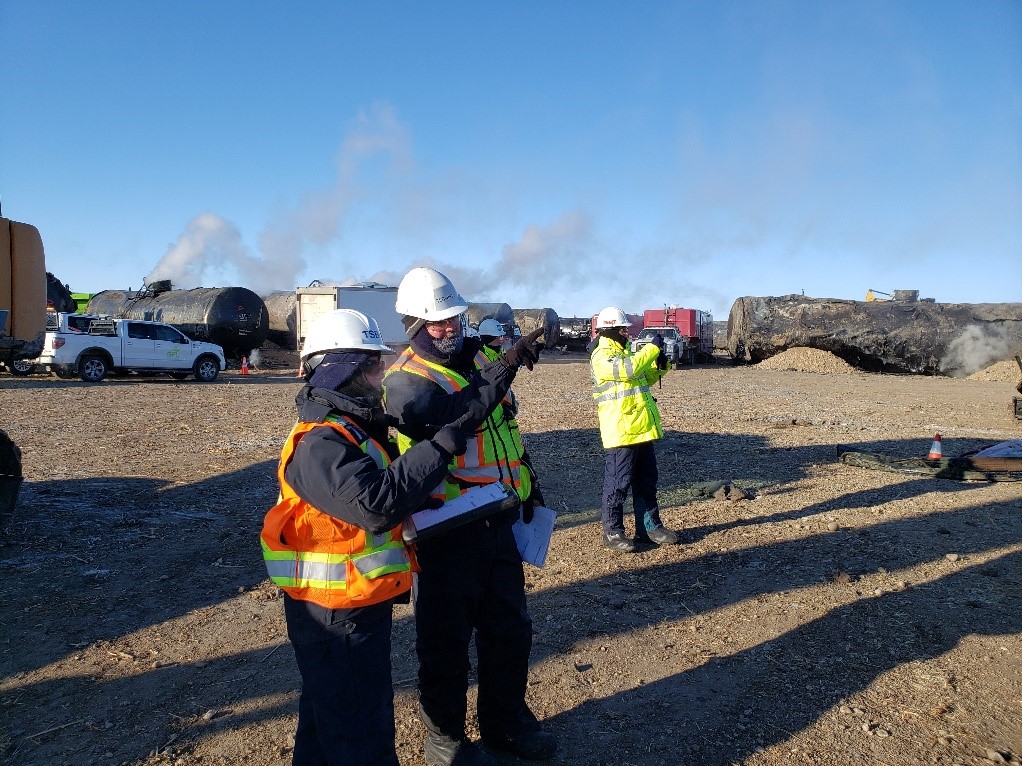  Employés du BST examinant un wagon-citerne sur place (source : BST).