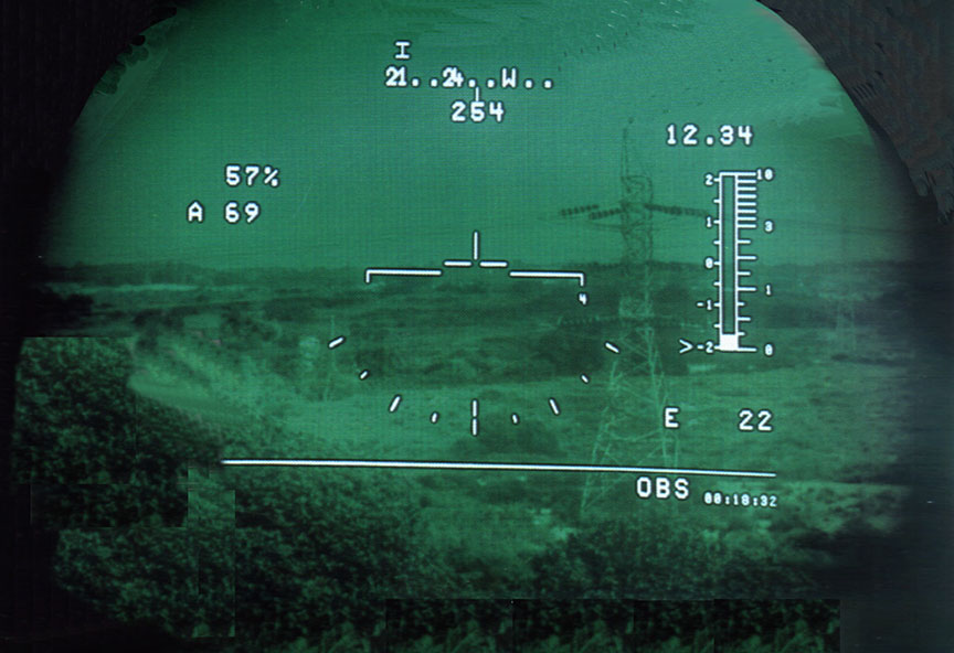 Image de lunettes de vision nocturne (LVN) à système d'affichage tête haute (Source : Transports Canada [présentation], Civil Aviation Use of NVG [2005])