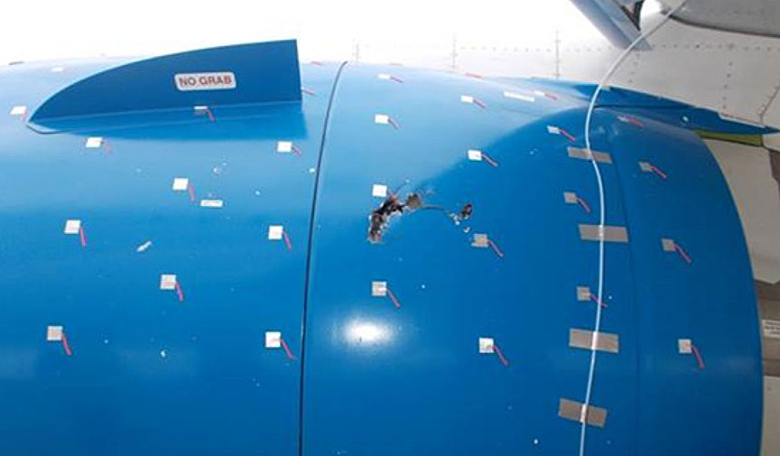 Dommages au manchon coulissant du capot intérieur de l'inverseur de poussée du moteur droit (Source : Bombardier Inc.)