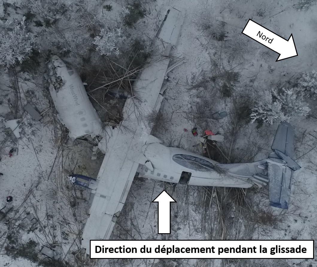 Photo montrant l’épave de l’aéronef, vue du dessus (Source : Gendarmerie royale du Canada, avec annotations du BST)
