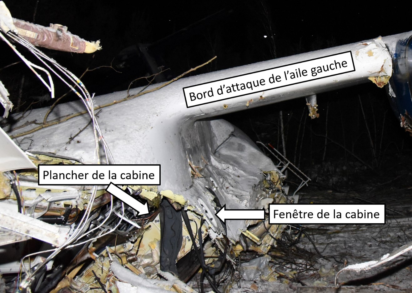 Gros plan du fuselage fracturé devant la voilure (Source : Gendarmerie royale du Canada, avec annotations du BST)