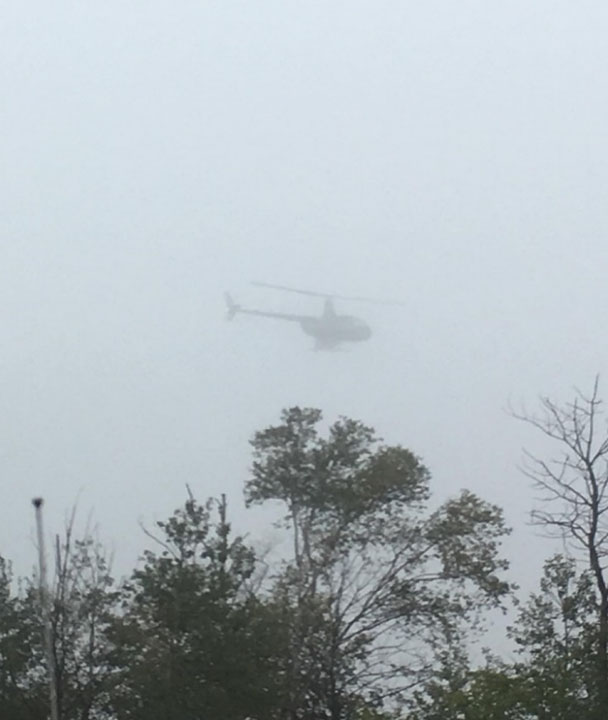 Hélicoptère à l'étude vu à environ 100 pieds au-dessus du sol