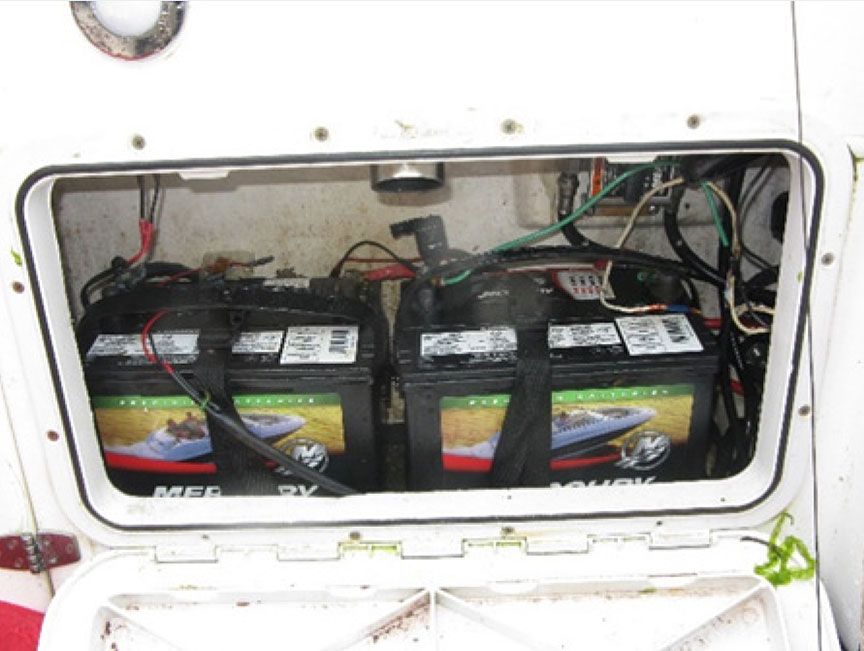 Installation modifiée et non standard des batteries dans le compartiment de batteries de bâbord