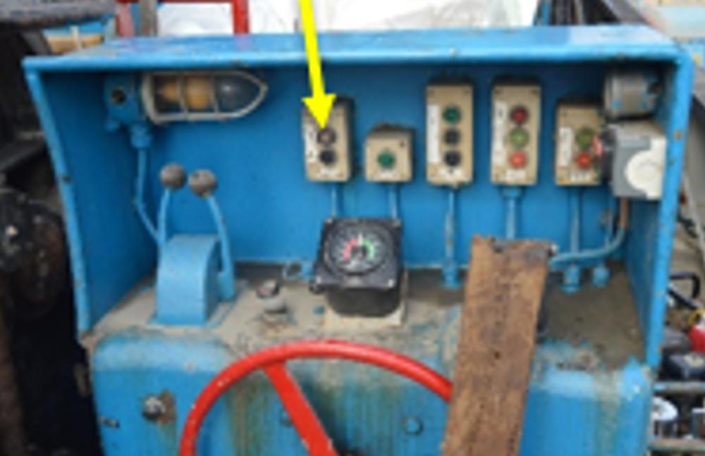 Dispositif de largage de remorque au poste de conduite du pont principal, bouton de largage de remorque indiqué par la flèche jaune (Source : BST)
