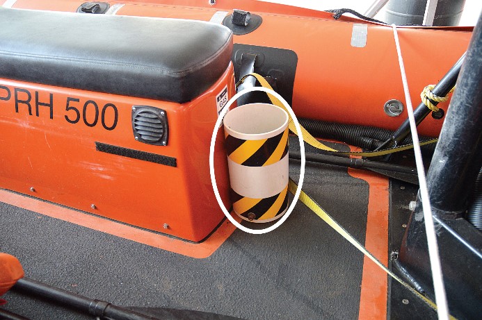 Contenant cylindrique de rangement du câble de déblocage de frein et son sac (source : BST)