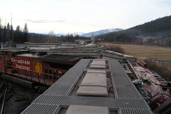 Photo 1. Dommages causés par le déraillement à des wagons des trains 300 et 671 