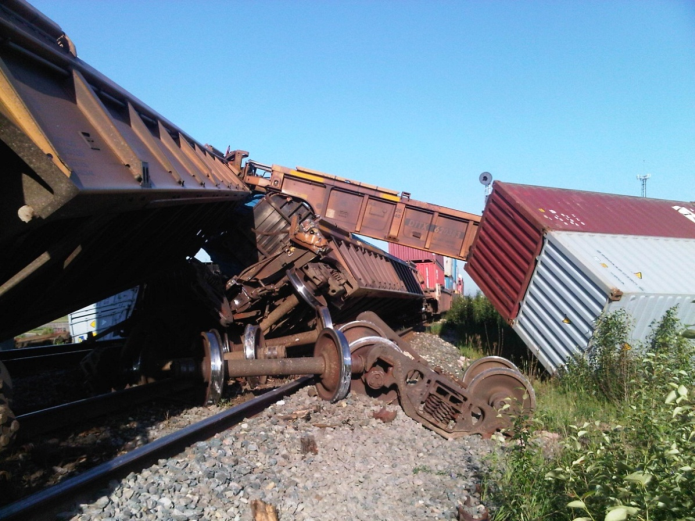  Photo 1. Vue vers l'ouest des wagons du train A417 qui ont déraillé