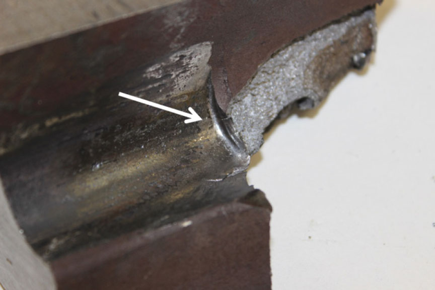  Déformation du raccord âme-champignon du côté extérieur du morceau de rail no 1 causée par le contact avec l'éclisse