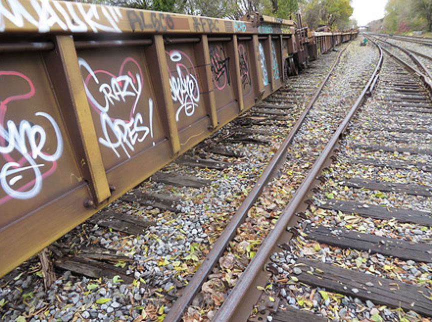 Wagons déraillés comportant des graffitis