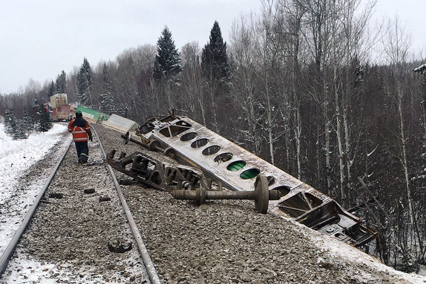 Photo 1. Deux premiers wagons qui ont déraillé et essieu monté rompu (Source : Compagnie des chemins de fer nationaux du Canada) 