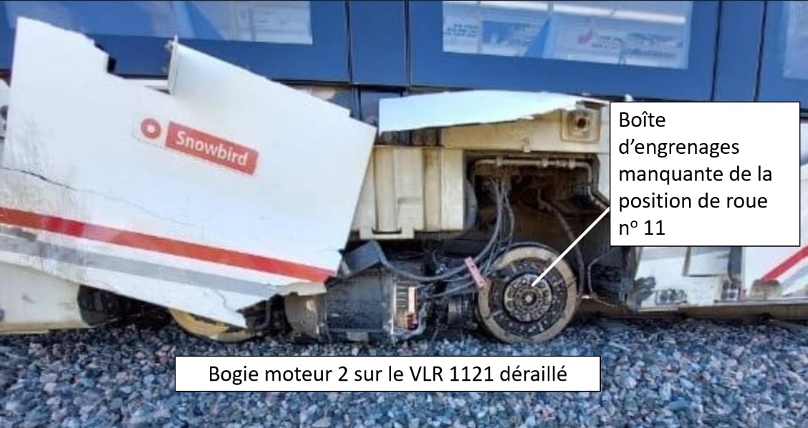 BM2 sur le VLR 1121 ayant déraillé et boîte d’engrenages manquante de la position de roue no 11 (Source : Alstom)
