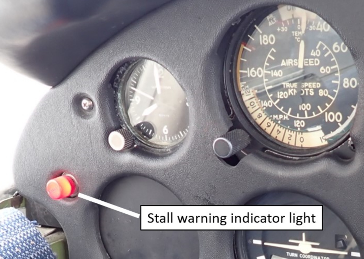 Figure 3. Illuminated stall warning light in an aircraft similar to the occurrence aircraft type (Source: TSB) Figure 3. Illuminated stall warning light in an aircraft similar to the occurrence aircraft type (Source: TSB)