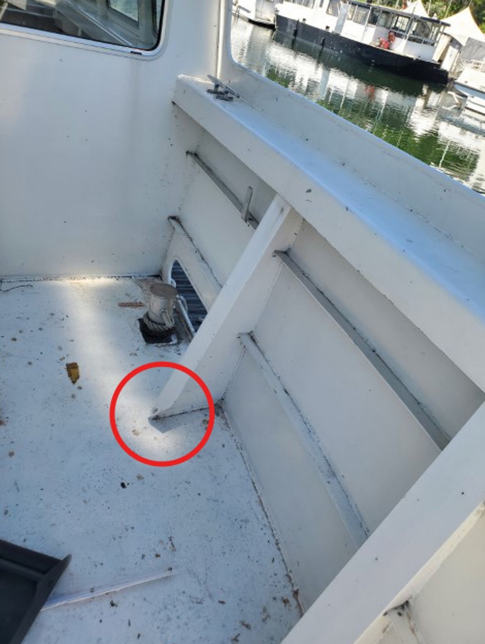 Figure 1. Sharp edges at the base of the bulwark stanchions (Source: TSB) Figure 1. Sharp edges at the base of the bulwark stanchions (Source: TSB)