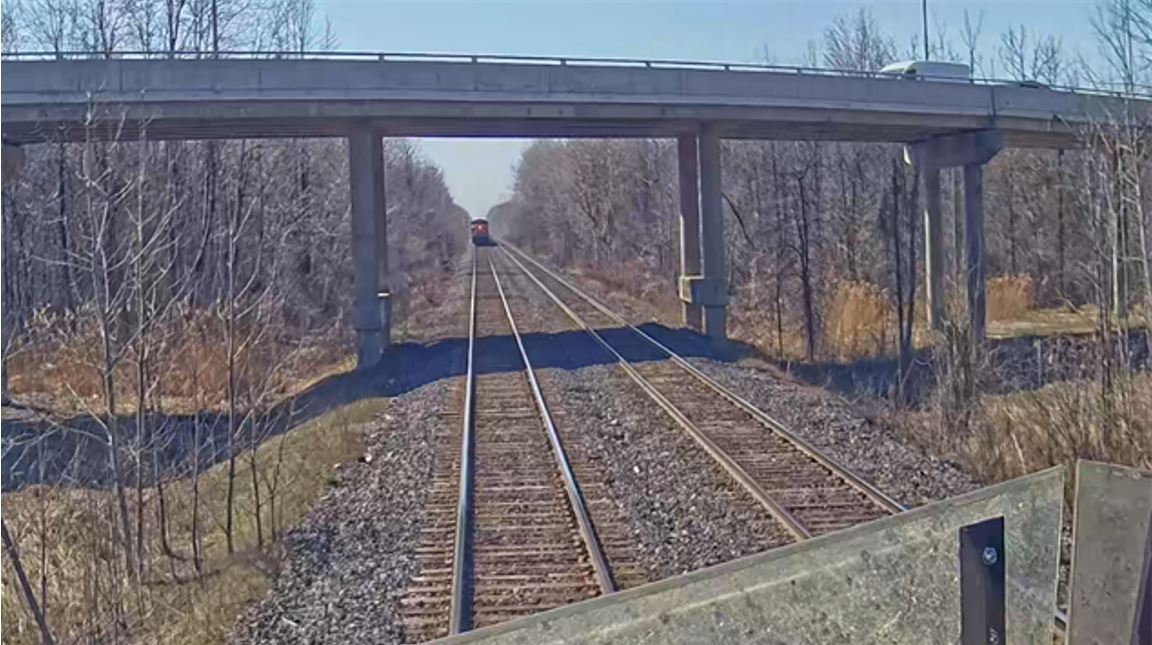 Figure 2. Tête du train CN 372, vue de la locomotive du train VIA 67, après que les 2 trains se sont immobilisés (Source : VIA Rail Canada Inc.) Figure 2. Tête du train CN 372, vue de la locomotive du train VIA 67, après que les 2 trains se sont immobilisés (Source : VIA Rail Canada Inc.)