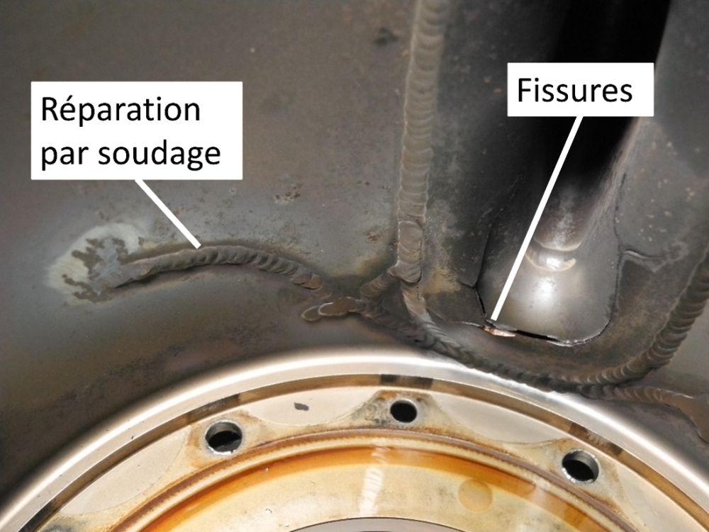 Figure 6. Réparations par soudage et fissures sur le diffuseur d’échappement à l’étude (Source : National Transportation Safety Board des États-Unis, avec annotations du BST) Figure 6. Réparations par soudage et fissures sur le diffuseur d’échappement à l’étude (Source : National Transportation Safety Board des États-Unis, avec annotations du BST)