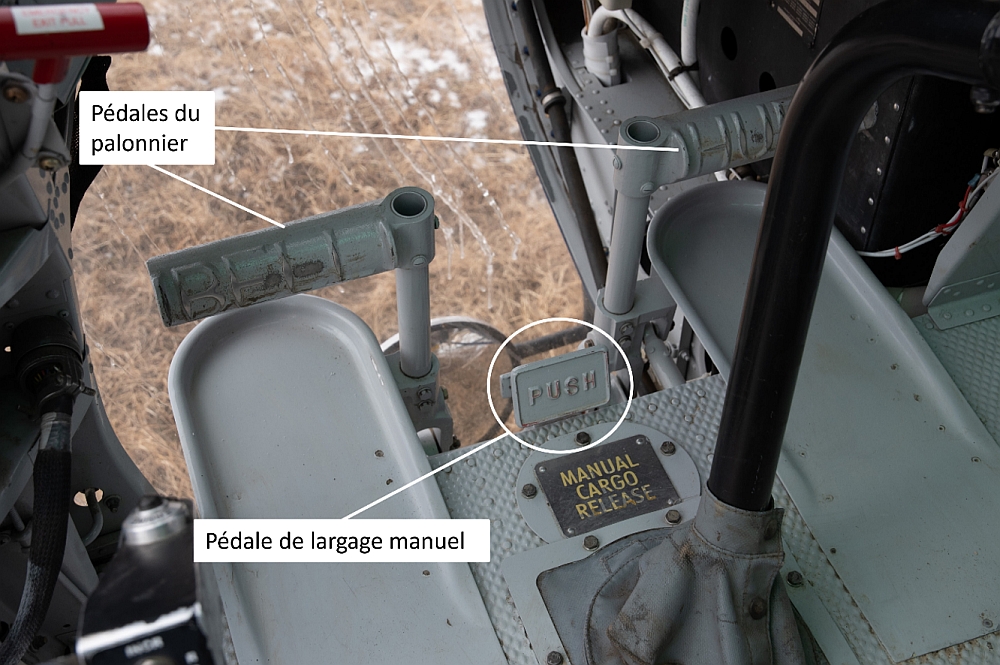 Figure 12. Pédale de largage manuel et pédales du palonnier d’un aéronef Bell 205A-1 typique (Source : BST) Figure 12. Pédale de largage manuel et pédales du palonnier d’un aéronef Bell 205A-1 typique (Source : BST)
