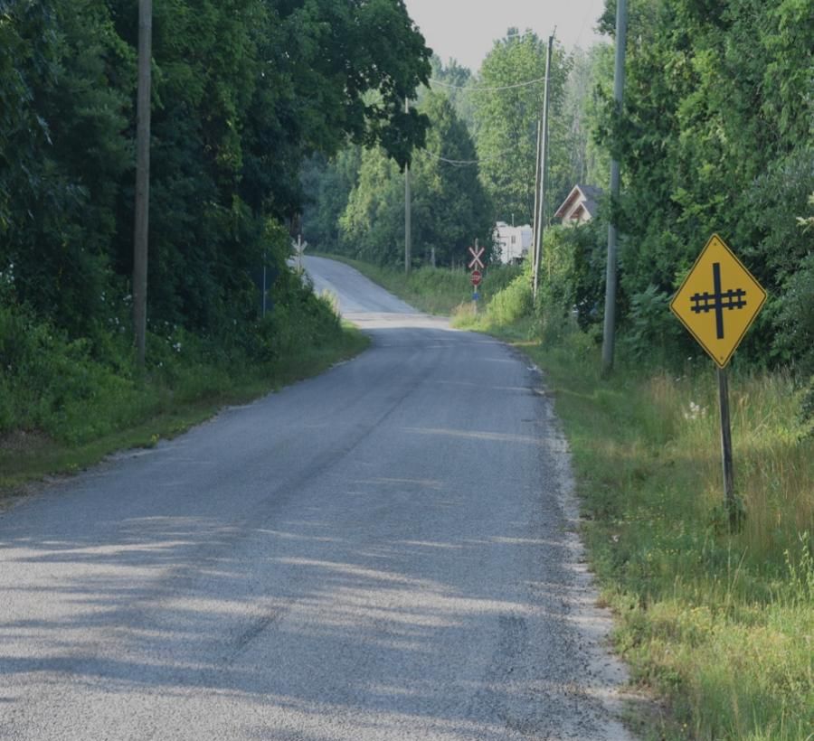 Figure&nbsp;2. Southbound approach to the CPKC Hunt Road grade crossing