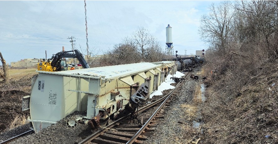 Travaux en cours sur le lieu de l'accident à St. Catharines (Ontario) à la suite du déraillement d'un train de marchandises du CN survenu le 30 mars 2026. (Source : Bureau de la sécurité des transports du Canada)