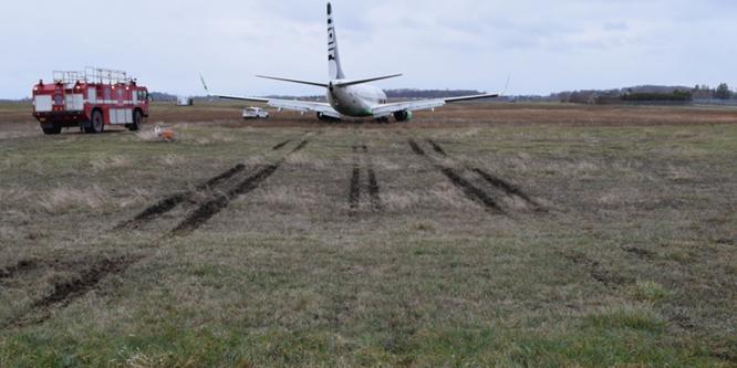 Figure 2. Lieu de l’événement. Photo prise du bord de la surface pavée, en direction ouest (Source : BST) Figure 2. Lieu de l’événement. Photo prise du bord de la surface pavée, en direction ouest (Source : BST)